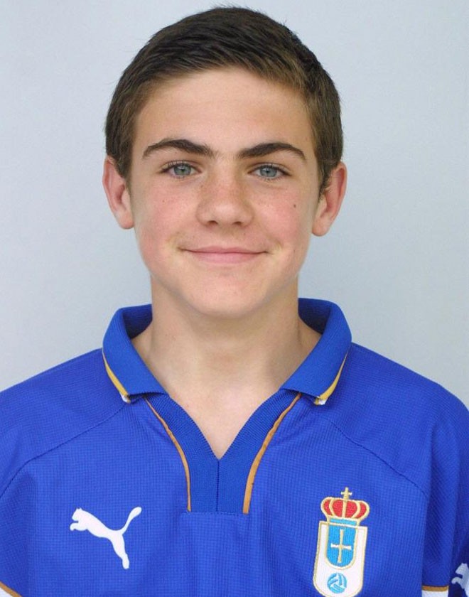 Oviedo là CLB đánh dấu bước khởi nghiệp của Juan Mata. Cậu nhóc Juan Mata bắt đầu làm quen với bóng đá tại đây khi mới 10 tuổi. 5 năm học việc ở Oviedo chính là bệ phóng đưa cậu bé sinh ra ở thành phố Burgos đến với Real Madrid.